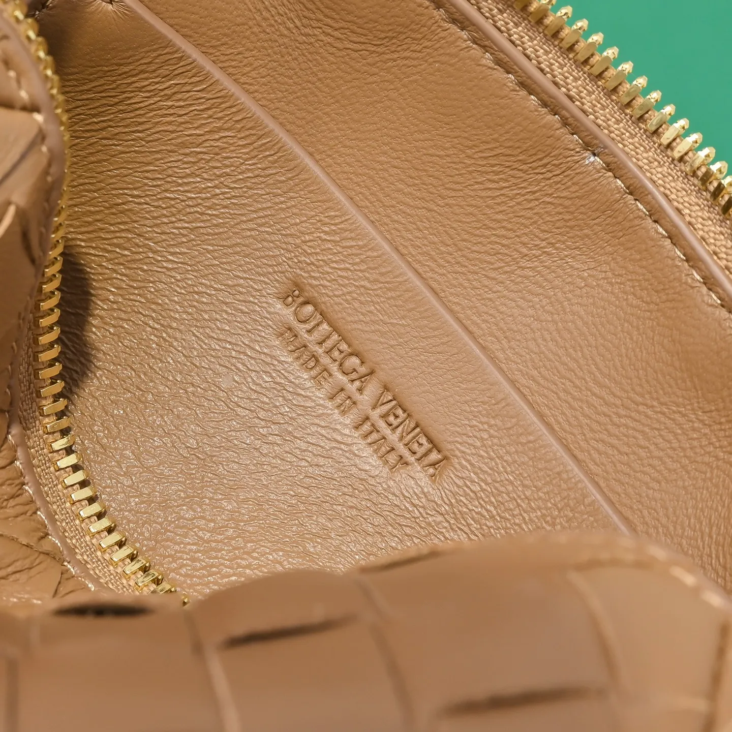 Batch 1260 #Bv The new Concert pouch is the most beautiful and practical mini bag I have ever seen 🎈 The bag body adopts the classic lntrecciato weaving process✅ It is equipped with a leather double-headed zipper, the opening is wide, easy to take and put, the shoulder strap knot can be slid to adjust the length freely, that is, 🉑️crossbody/underarm, and can be used as a clutch bag. Small body, large capacity, so practical! The key is that it is extremely versatile! Come and buy this small, exquisite, beautiful and versatile bag 👍 Model: 4258 Size: 18.5*11.5*8.5